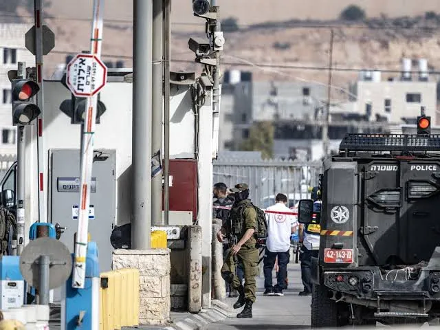 الاحتلال يعتقل مواطنا ويعتدي على شقيقه في العيزرية شرق القدس